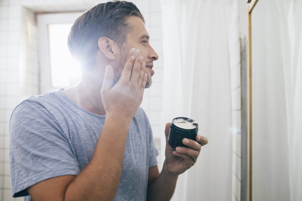 Homme appliquant de la crème sur son visage